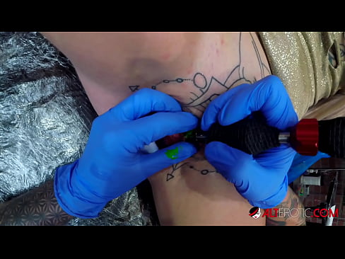 ❤️ Ekstreme tatuita varmulo Sully Savage ricevis tatuon sur sia klitoro ☑ Seksofilmeto ĉe eo.dienlanhbk.top